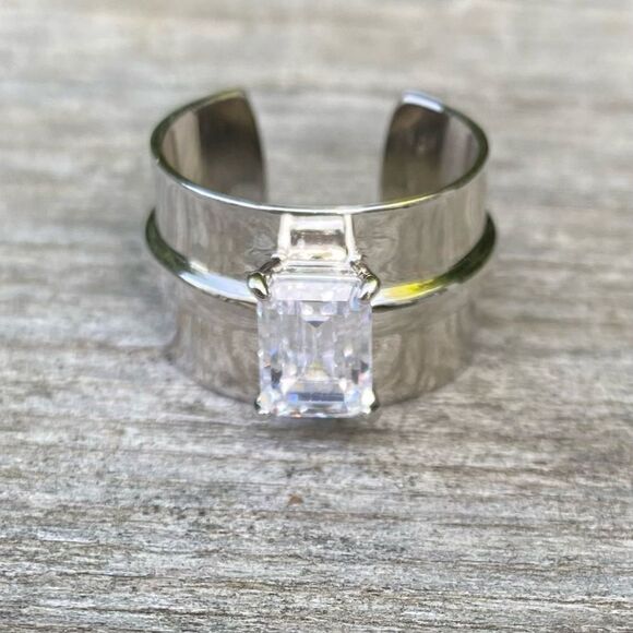 NWOT Lisa Freede Adjustable Emerald Cut Cubic Zirconia Stone Cigar Band Ring OS - Picture 4 of 6